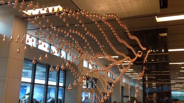 Летающие капли в аэропорту Сингапура смотреть онлайн