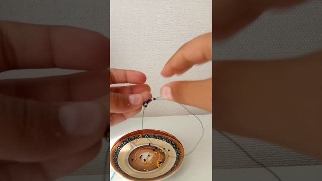 Как сделать из бисера куклу.Маленького размера