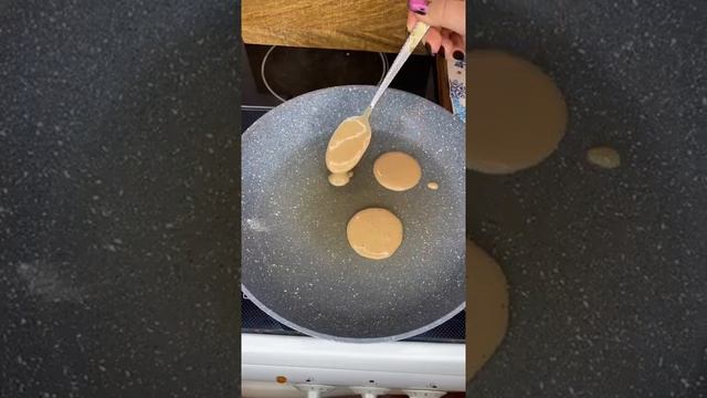 Шоколадные панкейки с кремом смотреть онлайн