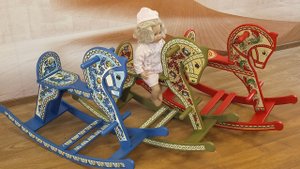 Лошадки-качалки расписные.