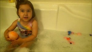 VLOG. Свинка Пеппа и Малыш купаются вместе с Сашей в ванной