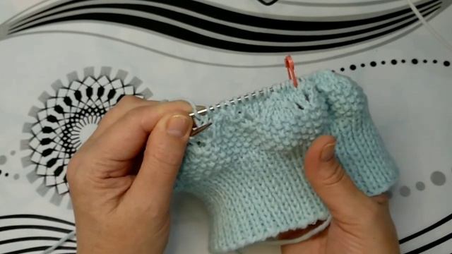 Вяжем спицами шапку на  весну и осень.