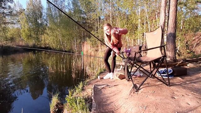 КАРАСЬ КЛЮЕТ! ЛОВЛЮ НА ПОПЛАВОЧНУЮ УДОЧКУ. Приехала на новое место и сразу наловила. Рыбалка в мае. смотреть онлайн