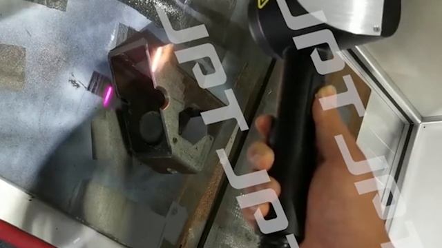 Переносная лазерная чистка металла 100 Ватт JPT для чистки пресс форм, ржавчины, краски, окалины.