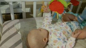 Во что играть с малышом в 2 и 3 месяца? Что делать с ребенком дома?Развитие до года