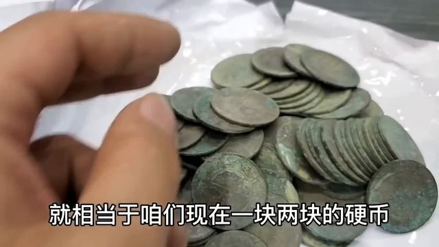 老婆婆厨房里挖出老古董，收破烂的出价一百块，鉴宝能价值一万多【小闫打铁镯】