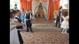 Вальс- тройка на выпускном утреннике в детском саду.