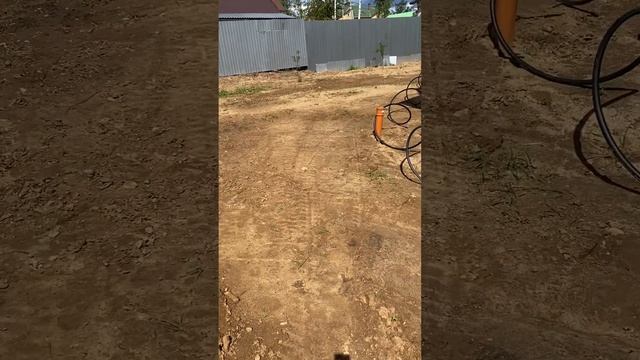 Снимаем часть грунта лопатой. Выравниваем участок по уровень отмостки. Смотрите результат! смотреть онлайн