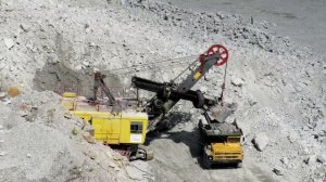 «Малыш» БЕЛАЗ-7522 г.п. 30 тонн на погрузке ЭКГ-5А