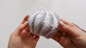 Вязаная елочная игрушка-фонарик. Crochet Christmas lights.