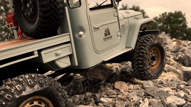 RC Axial SCX10 Toyota FJ45 Extreme road in the mountains