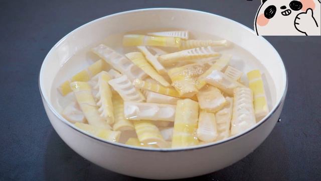 油焖笋切记不要焯水，会损失鲜味，也不要直接炒，一个妙招去除春笋的草酸。春笋不用拍散也能入味，炒出来的油焖春笋，鲜嫩爽口，特别入味，春笋没有一丝苦涩味。#油焖春笋#油焖笋#红烧春笋#红烧笋#竹笋 смотреть онлайн