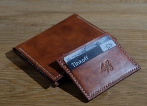 Картхолдер из кожи ручной работы. Кожаный кошелек для карт из кожи. Именной памятный подарок из кожи