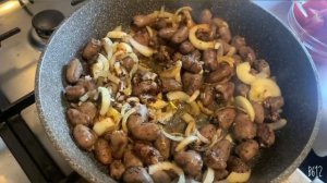 Спагетти с куриными сердечками в соусе