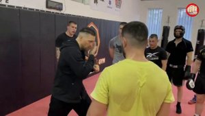 Александр Усик уехал из Украины и показал мастер класс в одном из залов в Праге. Усик Джошуа реванш