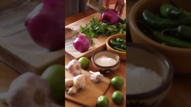 Нарезаем красный лук #лук #салат #приятногоаппетита