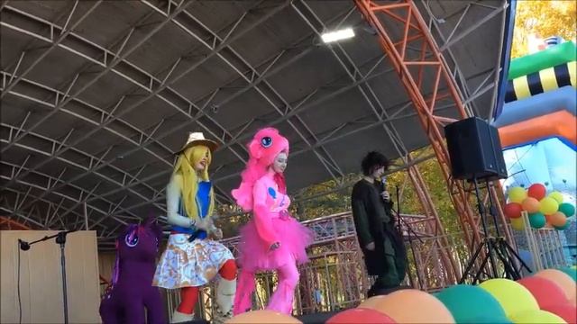 Масштабной ярмаркой и театрализованным представлением отметили в Комсомольске праздник осени смотреть онлайн