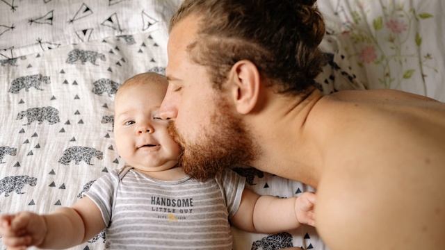 КОЛИКИ У НОВОРОЖДЕННОГО | Как отличить колики от обычного плача | Как помочь младенцу с коликами