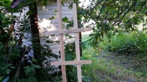 Вместо иголочки в руках шуруповерт. Делаю шпалеру для клематиса. Аист в гнезде.