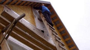 ? Закрываю OSB ветро-влагозащитной пленкой. | Строю САМ