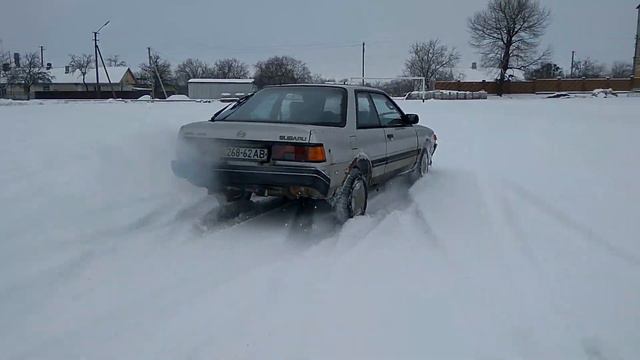 Subaru Leone 1985 (Дриф по заснежиному футбольному полю)