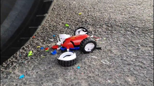 1 ЧАС Машина Давит Предметы ЭКСПЕРИМЕНТЫ под колесом машины смотреть онлайн