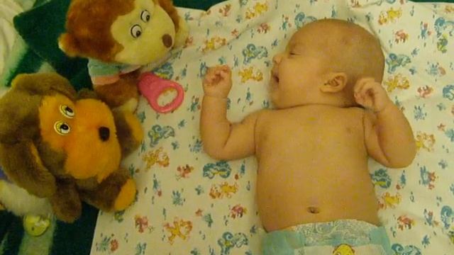 Алиса избивает мягкие игрушки смотреть онлайн