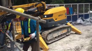 Brokk 500 с гидромолотом и удлиненной секцией стрелы