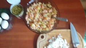 Вкуснейший салат с копченой рыбой.