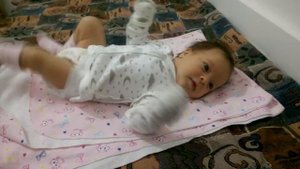 Ребенок разговаривает агукает