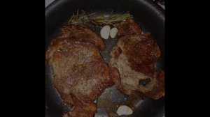 Стейк из говядины с картофелем и соусом демиглас