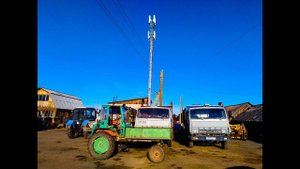 Поставили на базе сотовую вышку  Идут дожди, делаем комбайны, меняем двигатель.          .