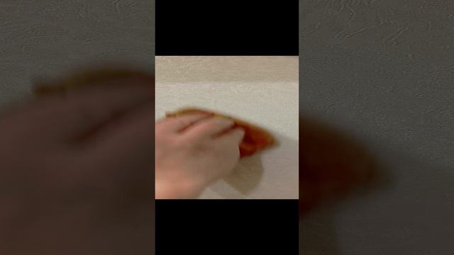 Как избавиться от пузырей воздуха в обоях. Нужен шприц с клеем. смотреть онлайн