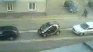 Женщина за рулём на "капсуле смерти": Парковка