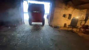 Мтз с кормосмесителем SAMURAI 5 раздаёт корма коровам