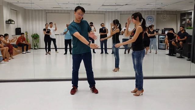 Learn Bachata, Tutorial 31: Cambre + Twist with 2 exits (Sensual advanced) смотреть онлайн