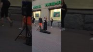 девочка играет на скрипке на Арбате