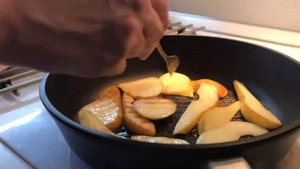 Салат с грушей гриль, сыром с голубой плесенью, зеленью и орехами в медово-горчичном соусе