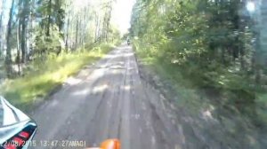 Патрон Амаги и Хонда ХР 250 бродят по лесу.