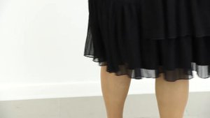 Показ черного и красного платьев с оборками похожих моделей и обзор тканей для этих платьев