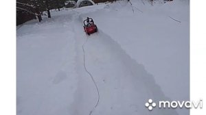электрический снегоуборщик в работе.