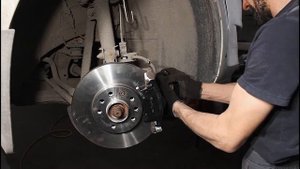 Замена передних тормозных колодок Opel Astra H