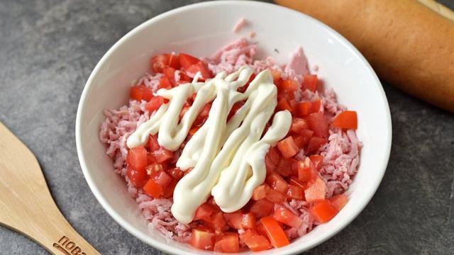 Багет запечённый с колбасой, сыром и помидором
