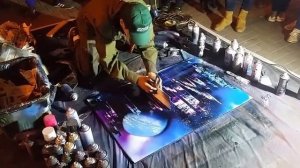 Уличный художник на Арбате рисует в стиле Spray paint art. Очень круто!