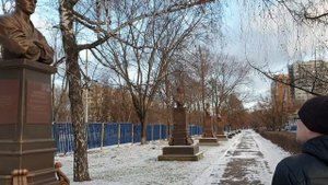 На "Аллее героев спорта". Профессор В.Селуянов