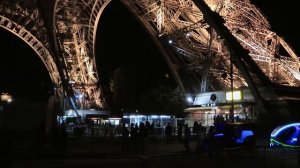 Эйфелева башня и вокруг ночью