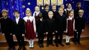 У мамочки любимой, у мамочки моей... исполняют учащиеся 2 класса