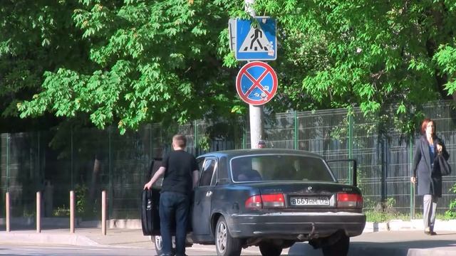 автомоби́ль завести́ с толка́ча - to start with pusher car