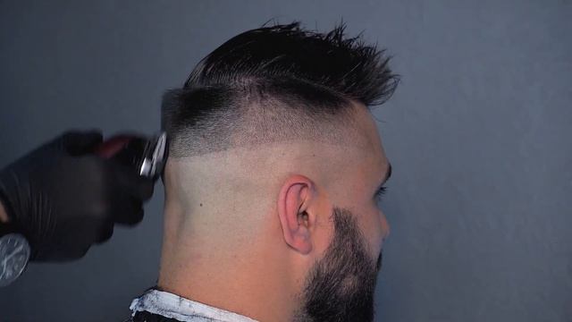 Как научиться делать плавный переход в мужской стрижке / Fade смотреть онлайн