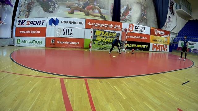 Тренировка вратарей в мини-футболе. Ловля, выход на позицию, реакция. смотреть онлайн